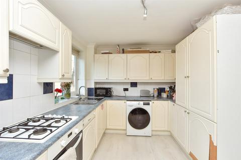 Main Road, Longfield DA3 2 bed ground floor maisonette for sale