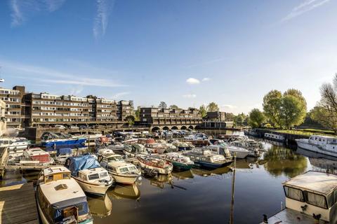 Justin Close, Brentford TW8 1 bed flat for sale