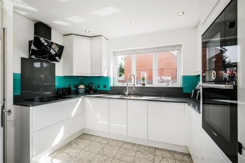 Kestrel Road, Waltham Abbey 4 bed detached house for sale
