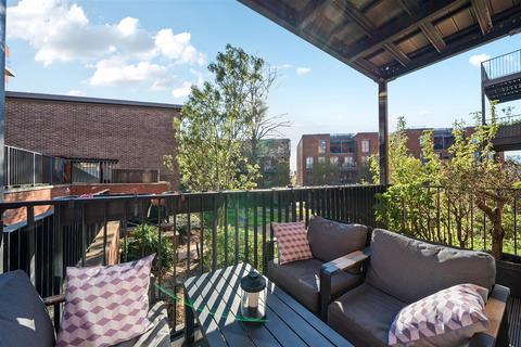 Kidderpore Avenue, Hampstead, NW3 2 bed flat for sale