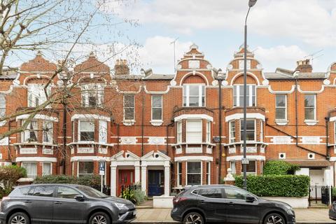 Prince Of Wales Drive, London SW11 2 bed flat for sale
