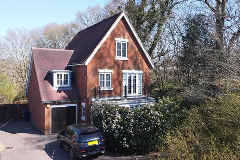 Kingfisher Drive, Haywards Heath, RH16 4 bed detached house for sale