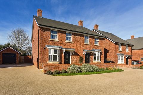 Weald Way, Petersfield, Hampshire, GU31 3 bed semi