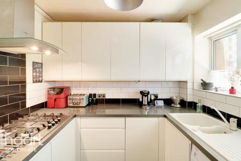 Oakleigh Park North, London 1 bed apartment for sale