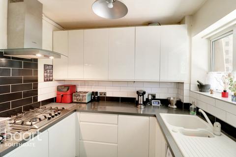 Oakleigh Park North, London 1 bed apartment for sale