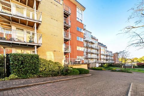 Twickenham Road, Teddington, TW11 2 bed flat for sale