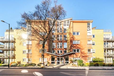 Twickenham Road, Teddington, TW11 2 bed flat for sale