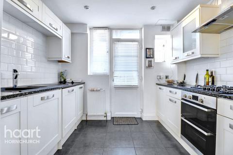Upminster Road, HORNCHURCH 2 bed flat for sale