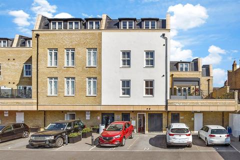 Palmer Court, Herne Bay CT6 2 bed flat for sale