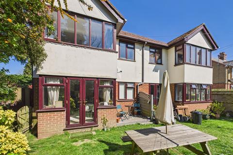 Stokenchurch, High Wycombe HP14 2 bed apartment for sale