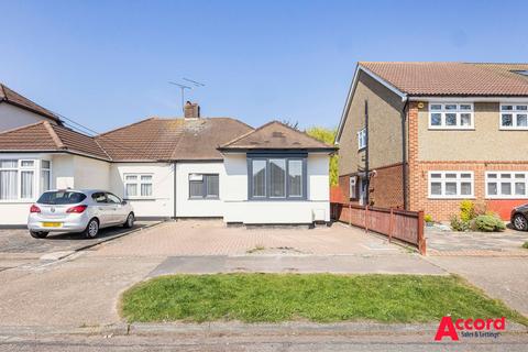Laburnham Gardens, Upminster, RM14 2 bed semi