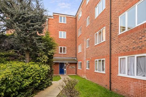 Richens Close, Hounslow TW3 2 bed flat for sale