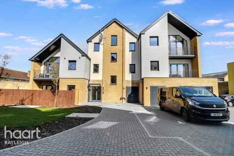 High Road, Rayleigh 2 bed flat for sale