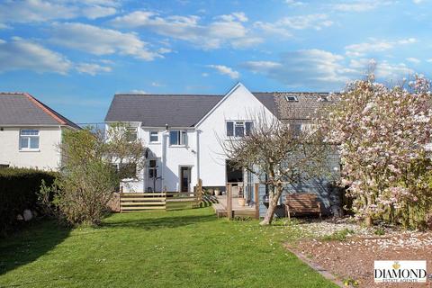 5 bedroom semi-detached house for sale