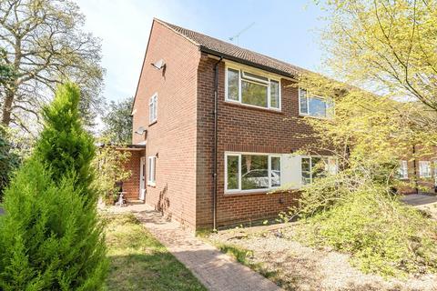 Caenwood Close, Weybridge, KT13 2 bed maisonette for sale