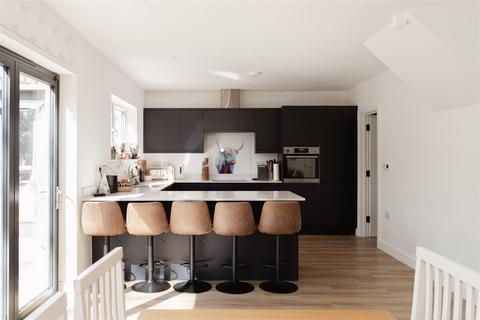Petridgewood Close, Redhill 3 bed detached house for sale
