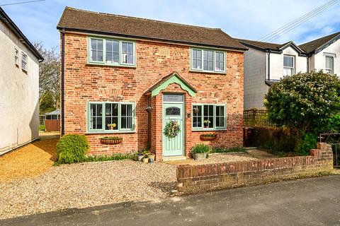 Peabody Road, Farnborough, GU14 3 bed detached house for sale