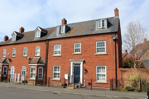 Valerian Way, Stotfold, Hitchin, SG5 5 bed end of terrace house for sale