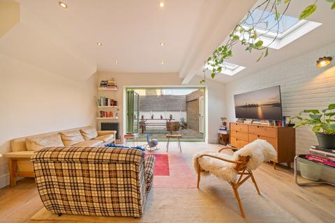 Pember Road, Kensal Rise, London NW10 2 bed apartment for sale