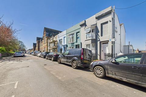 Finsbury Road, Brighton, BN2 9UU 2 bed flat for sale
