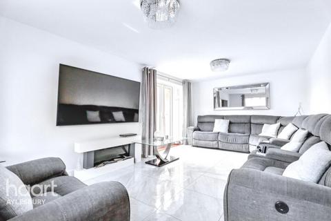 Quindell Close, Aylesbury 4 bed detached house for sale