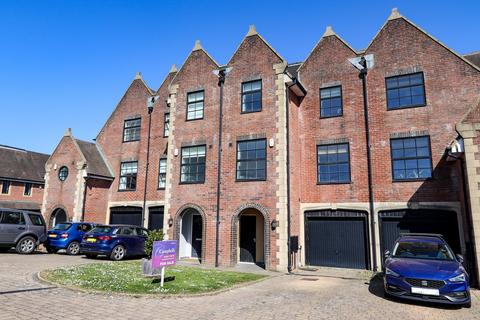 Sunny Rise, Battle, TN33 4 bed townhouse for sale