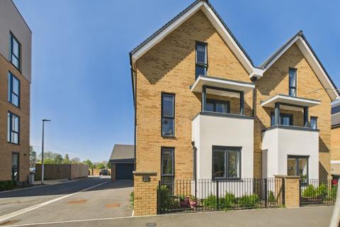 Mccrae Road, Locking Parklands... 4 bed semi