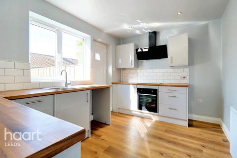 Whitecliffe Crescent, Leeds 4 bed semi