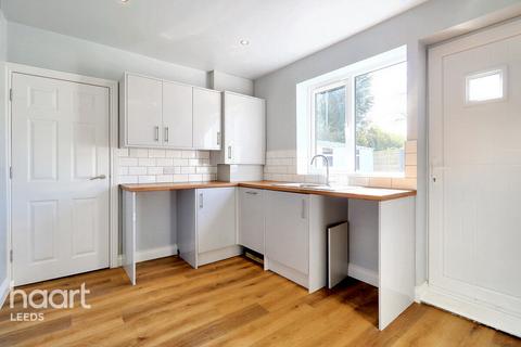 Whitecliffe Crescent, Leeds 4 bed semi