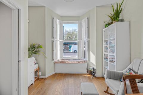 Blackstock Road, Finsbury Park, London 2 bed flat for sale