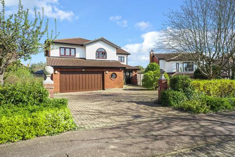 Chase Avenue, Milton Keynes MK7 5 bed detached house for sale