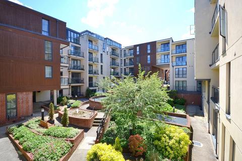 Martyr Road, Guildford, GU1 2 bed flat for sale
