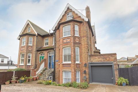 Canterbury Road, Herne Bay, CT6 2 bed flat for sale