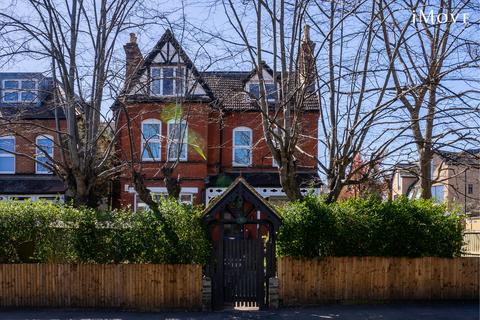 Auckland Road, London SE19 3 bed flat for sale