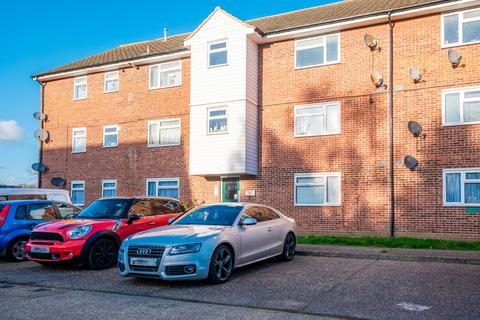 Boston Avenue, Rayleigh SS6 2 bed flat for sale