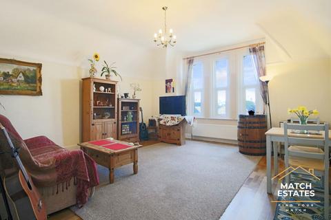 Manor Road, Folkestone CT20 2 bed flat for sale