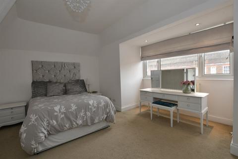 Station Road, Chingford 3 bed apartment for sale