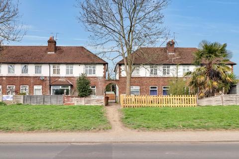 Walton Road, West Molesey, KT8 2 bed maisonette for sale