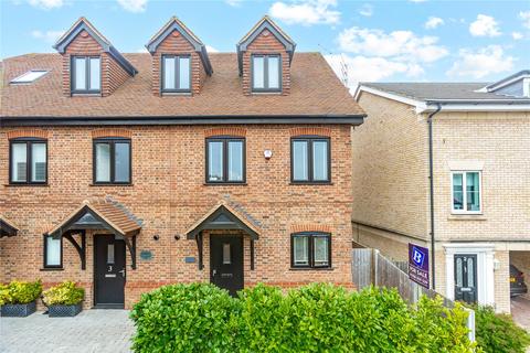 Champion Road, Upminster, RM14 2 bed maisonette for sale
