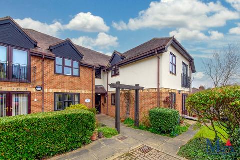 Slade Court, Radlett, WD7 2 bed flat for sale