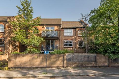 Earlston Grove, London E9 1 bed flat for sale