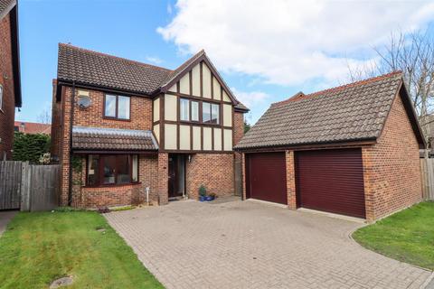 Saddleback Way, Fleet GU51 5 bed detached house for sale