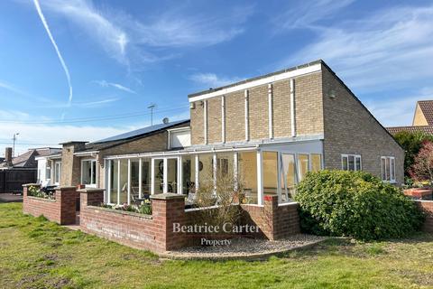 Hawthorn Walk, Bury St. Edmunds IP28 4 bed detached bungalow for sale