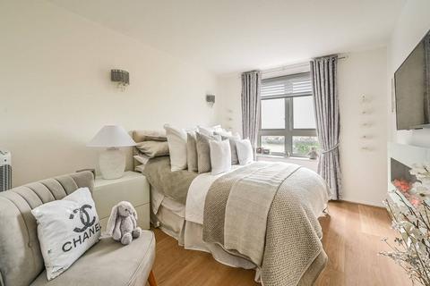 Narrow Street, Limehouse, London, E14 2 bed flat for sale