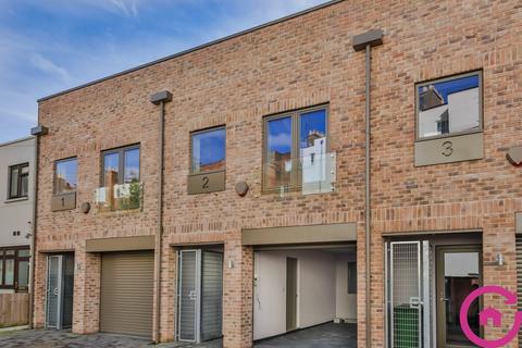 Lansdown Crescent Lane, Cheltenham GL50 2 bed terraced house for sale