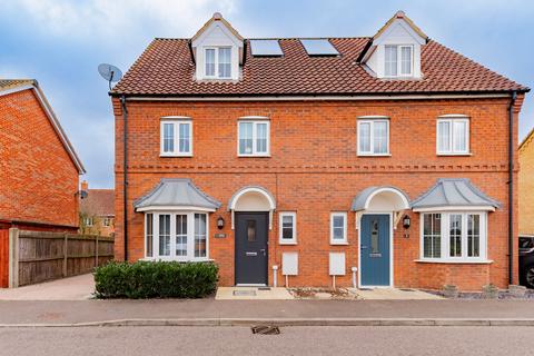 Robin Avenue, Harleston IP20 4 bed semi