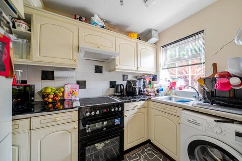 Nash Gardens, Surrey RH1 2 bed terraced house for sale