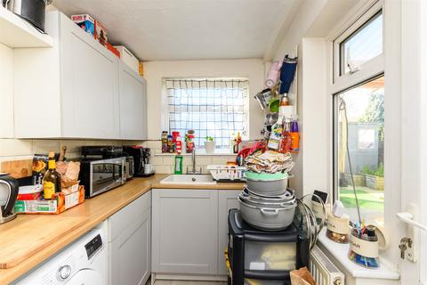 Burnham Crescent, Dartford DA1 2 bed ground floor maisonette for sale