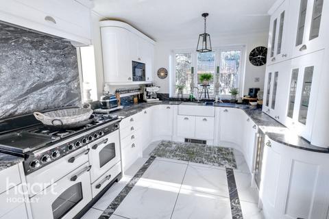 Main Road, Hockley 3 bed semi