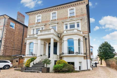 Avenue Elmers, Surbiton KT6 2 bed apartment for sale